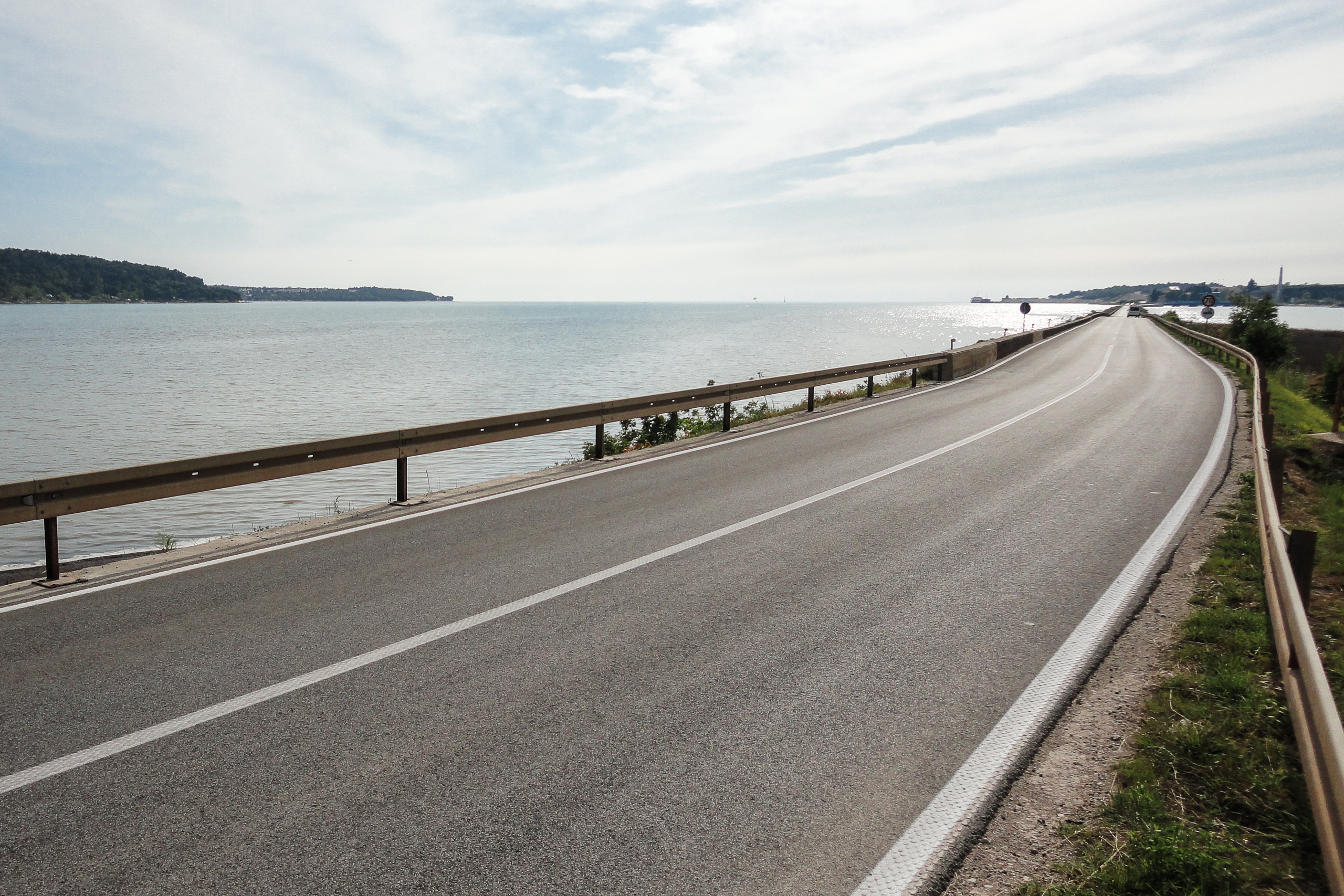 Küstenstraße entlang des Meeres Richtung Novigrad